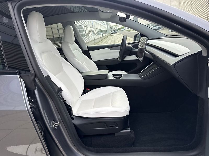 Tesla Model Y (2025) - fotka 33 z 76