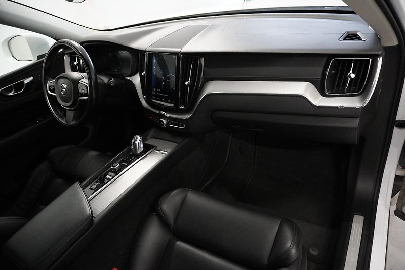 Volvo XC60  2,0 T8 TWIN ENGINE 4WD AUT. - fotka 31 z 33