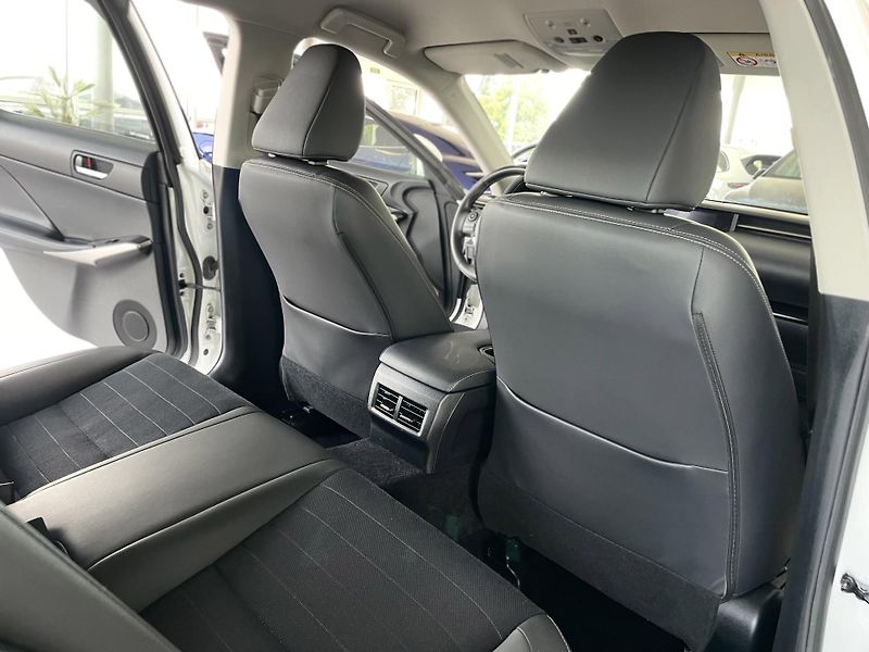 Lexus IS 300h IS 300h*AUT*Hybrid*Kamera* - fotka 16 z 31