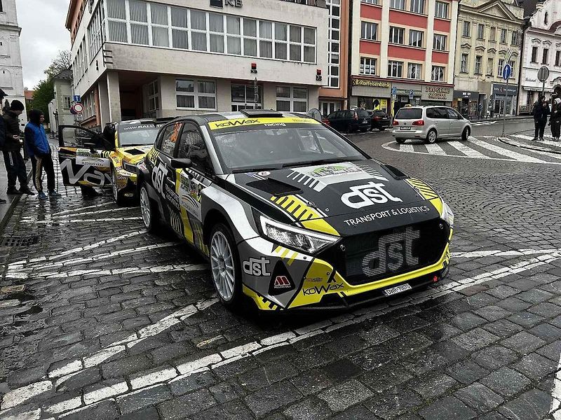 Tragédie, která se odehrála v rámci 58. ročníku Rallye Šumava, kdy po nehodě zemřela navigátorka Alena Krejčíková (41), nezasáhla jen příznivce rallye, ale její kamarády, jelikož byla na Klatovsku doma.