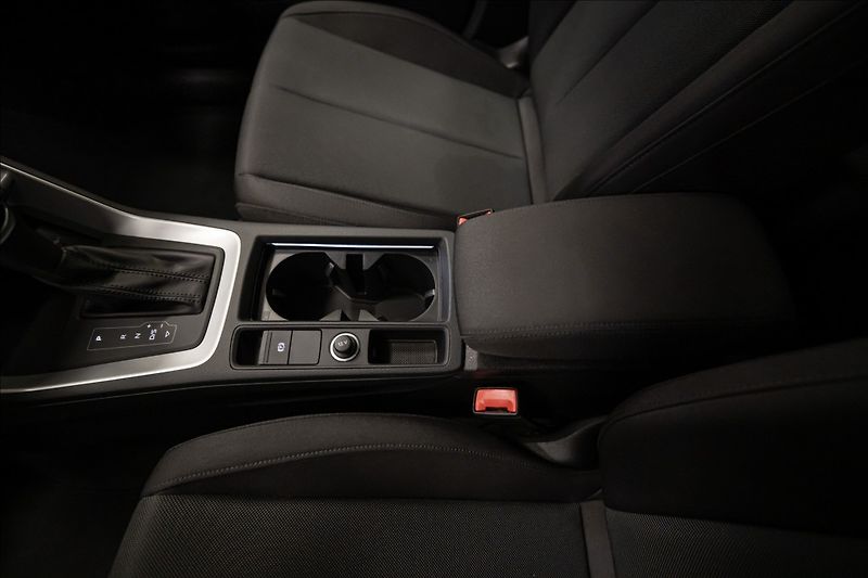 Audi Q3 1,5 35 TFSI S-LINE NAVI VÝHŘEV - fotka 28 z 37