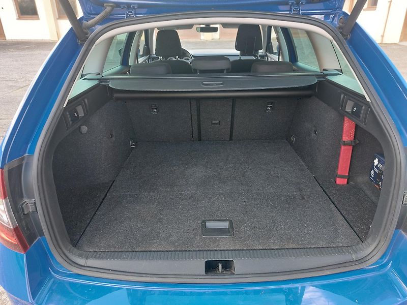Škoda Octavia 1,6 TDi 85kw STYLE - VÝBAVA - fotka 16 z 19