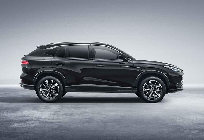 MG uvádí na trh novou generaci rodinného SUV HS