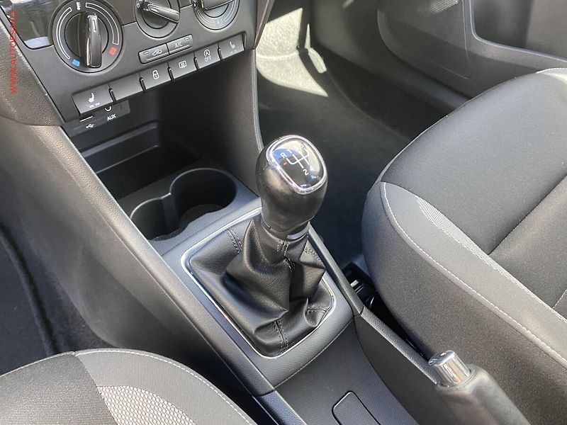 Škoda Rapid (2017) 1.0 TSI, ČR, AC, výhřev sed. - fotka 16 z 17