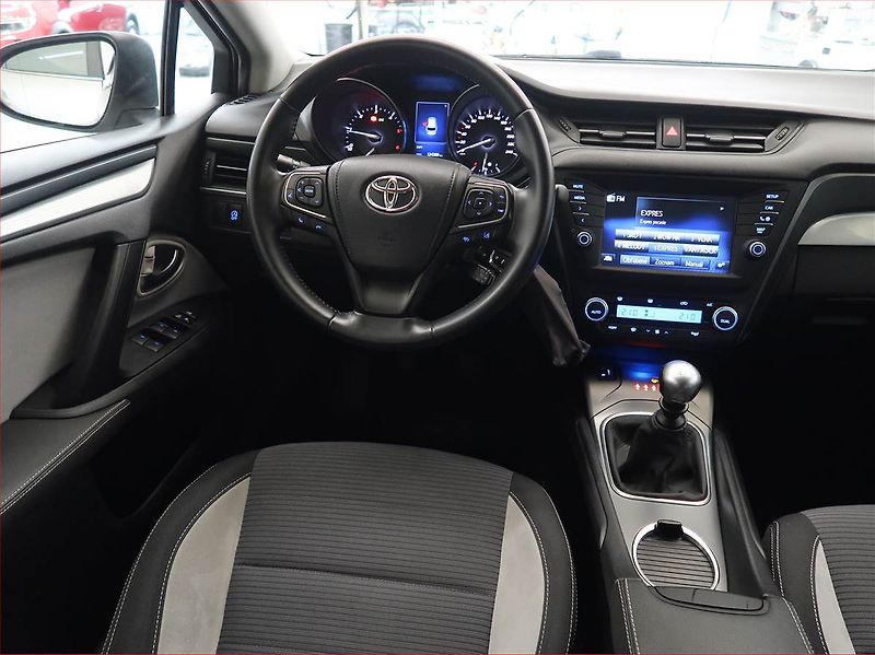 Toyota Avensis (2016) 2.0 D-4D, Serv.kniha, Navi - fotka 7 z 17
