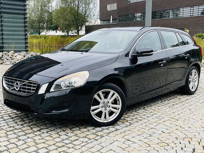 Volvo V60 2.4D5 MANUÁL TAŽNÉ SERVISKA - fotka 2 z 41