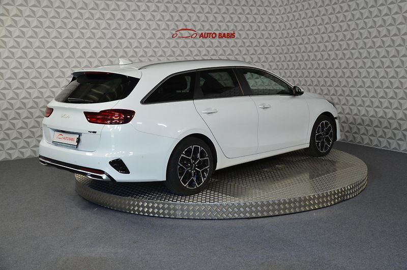 Kia Ceed (2023) SW 1.5TGDI 118 GT Line AT - fotka 6 z 15
