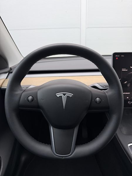Tesla Model Y SR RWD LFP 220kW 1.Maj DPH - fotka 10 z 26