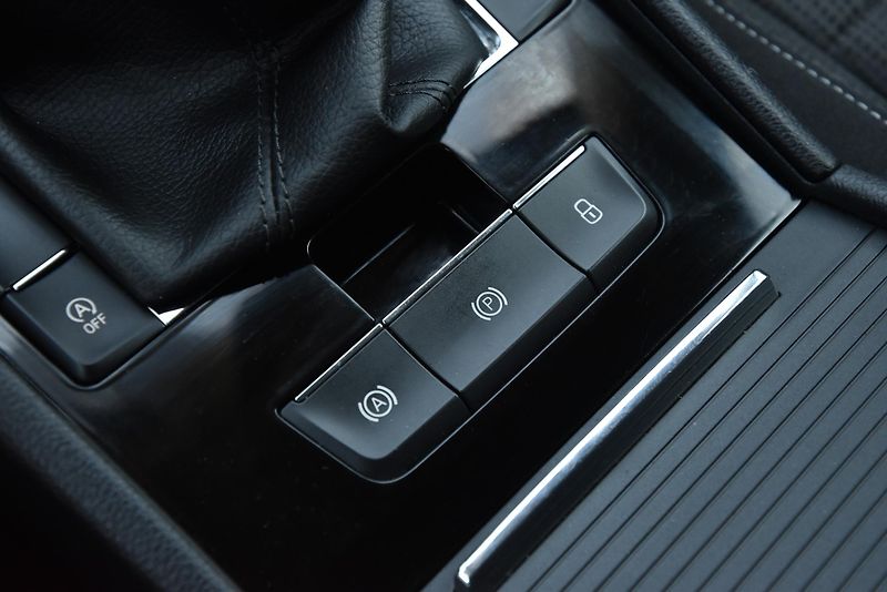 Škoda Superb 2.0 TDi CR,DKLIMA,VÝHŘEV,TEMP - fotka 34 z 50