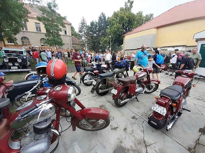 Do Hříškova dorazil na jubilejní veteránský sraz rekordní počet vozidel.