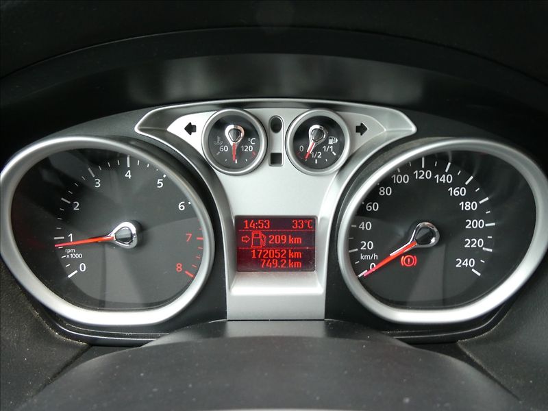 Ford Focus 1,6 16V 74kW 2xkola,závěs,serv - fotka 29 z 42