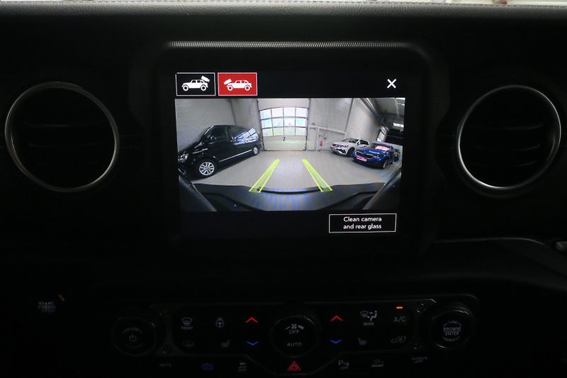 Jeep Wrangler (2022) 2.0 4xe PHEV Unlimited Sahara - fotka 32 z 50
