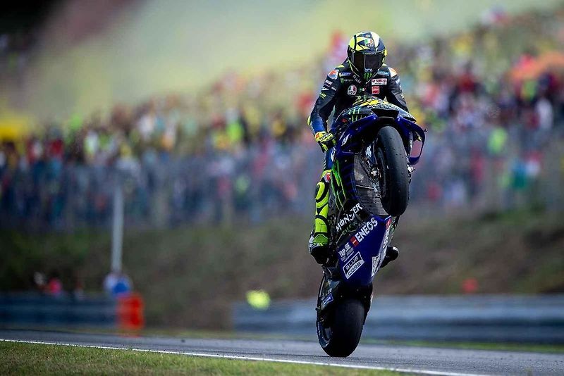 Motocyklová legenda Valentino Rossi při závodě na Masarykově okruhu v roce 2019.