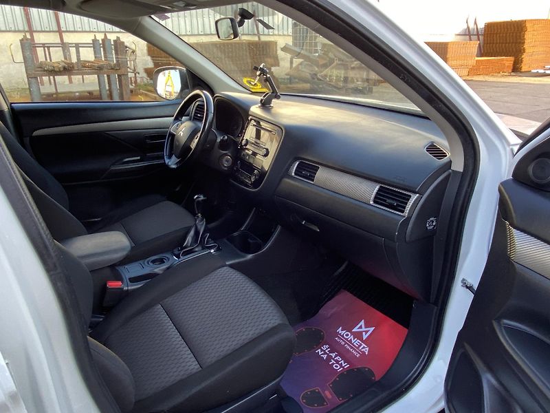 Mitsubishi Outlander (2014) 2,0i - Invite - 1 Majitel - fotka 14 z 42