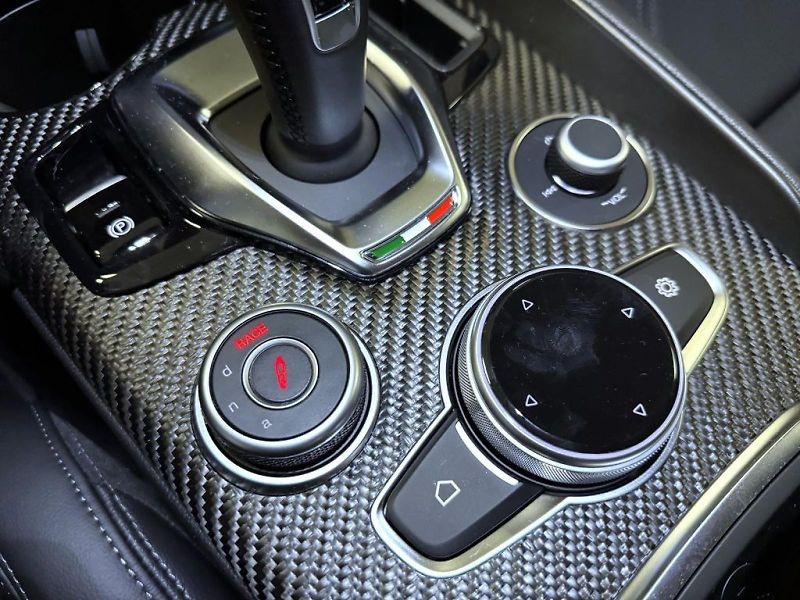 Alfa Romeo Giulia (2026) 2.9 V6 BiTurbo 520k QV Carbon - fotka 23 z 26