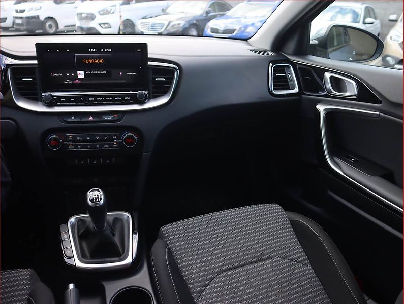 Kia Ceed (2025) 1.5 T-GDI - fotka 8 z 22