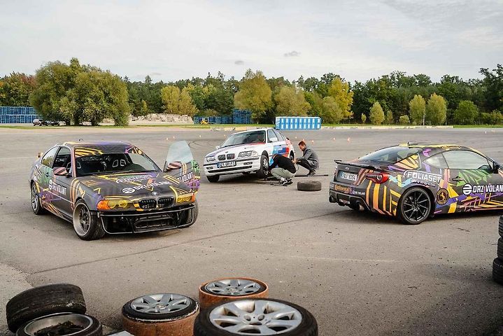 Ideální auta na blbnutí na uzavřených tratích? BMW a Subaru