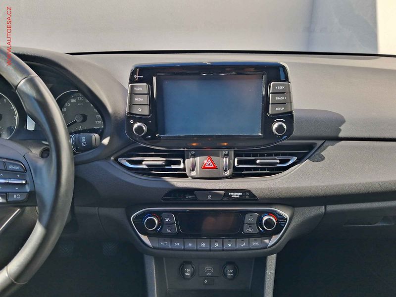 Hyundai i30 (2022) 1.5 T-GDi 48V MHEV, 1.maj,ČR - fotka 12 z 20