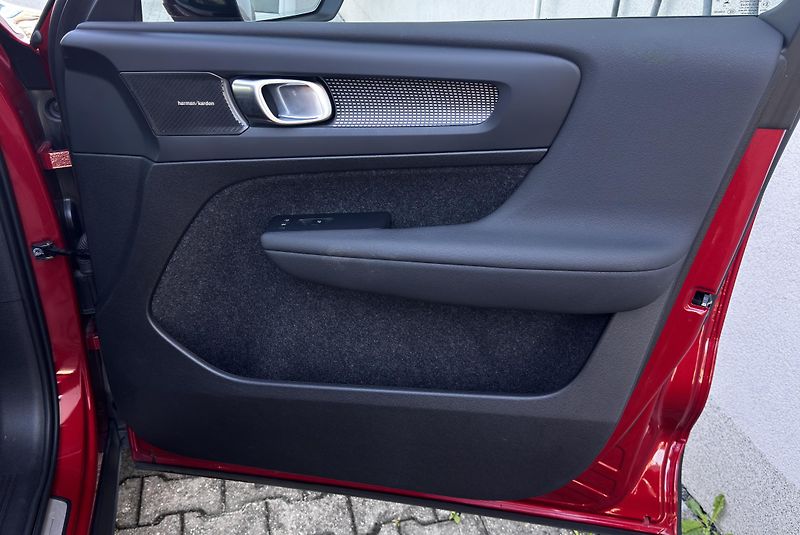Volvo XC40 B4 FWD ULTRA DARK // 1. maj. - fotka 21 z 46