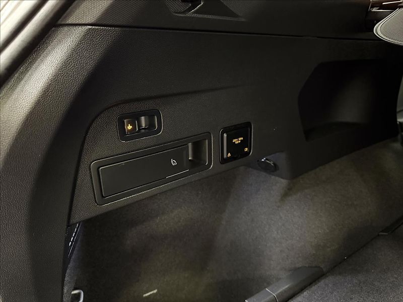 Volkswagen Tiguan Allspace R-LINE 180kW DCC H&K HUD PANO - fotka 39 z 50