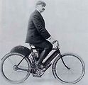 George Mallory Hendee, spoluzakladatel Indian Motocycle Manufacturing Company, na snímku z roku 1904.