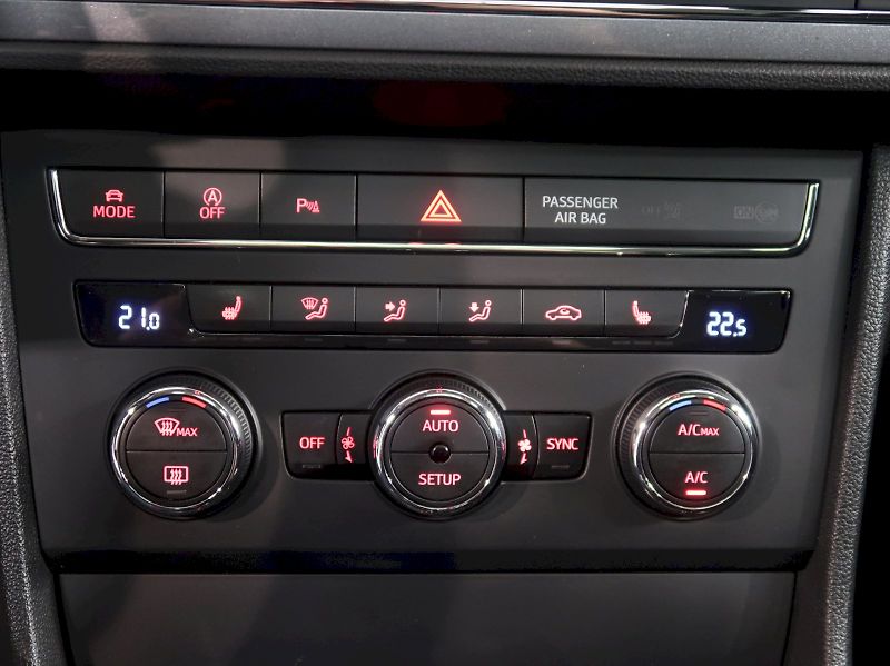 Seat Leon (2015) ST 2.0TDI 135KW FR NAVI PANORA - fotka 29 z 37
