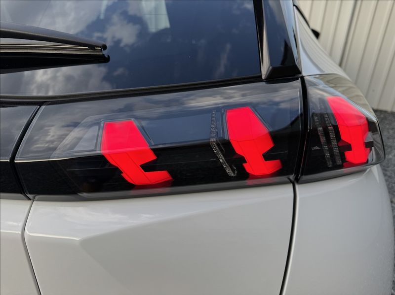 Peugeot 2008 1,2 i ALLURE DPH 1.maj původČR - fotka 17 z 50