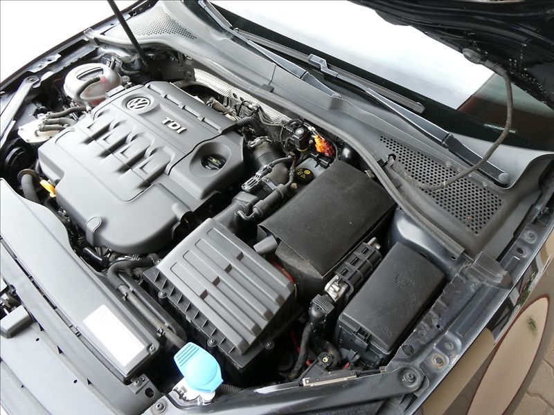 Volkswagen Golf 1,6 TDi 77kW serviska, xenony - fotka 36 z 50