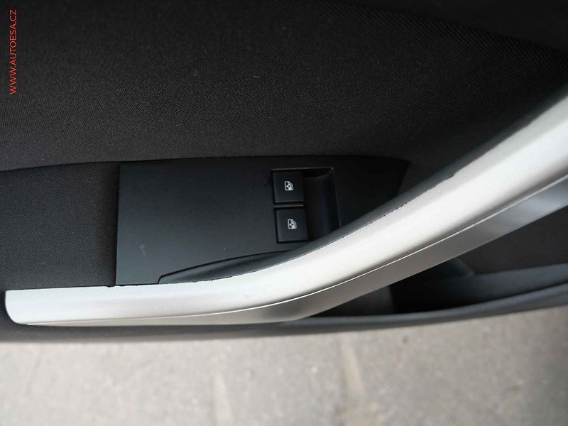 Opel Astra (2011) 1.4 i, AC, výhřev sed - fotka 14 z 19