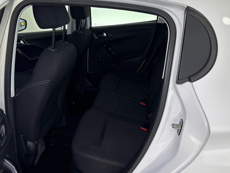 Peugeot 208 Hatchback 208 - fotka 8 z 26