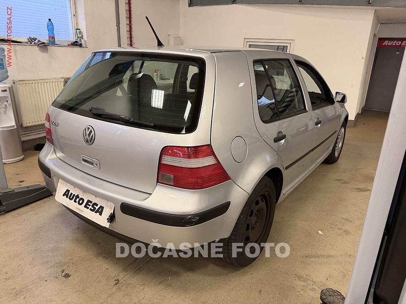 Volkswagen Golf (2003) 1.4i - fotka 2 z 3