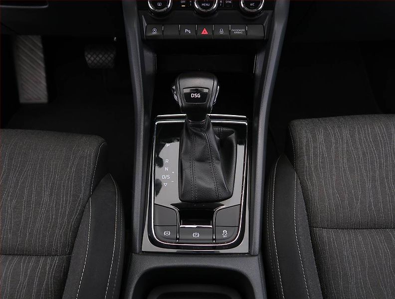 Škoda Karoq (2019) 1.6 TDI, Automat, Navi - fotka 13 z 25