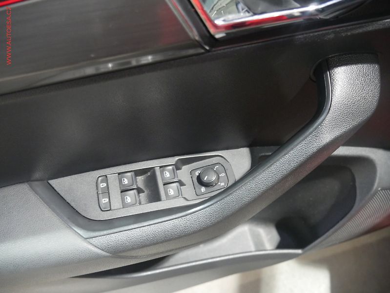 Škoda Karoq (2018) 1.5 TSi, ČR, LED, AC - fotka 11 z 24