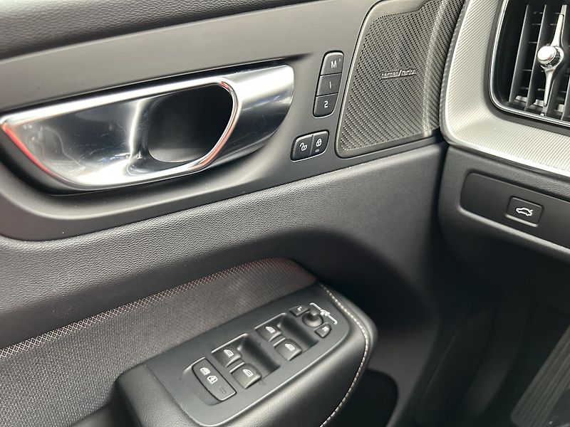 Volvo XC60 2.0 B4 4x4 ULTIMATE - fotka 20 z 31