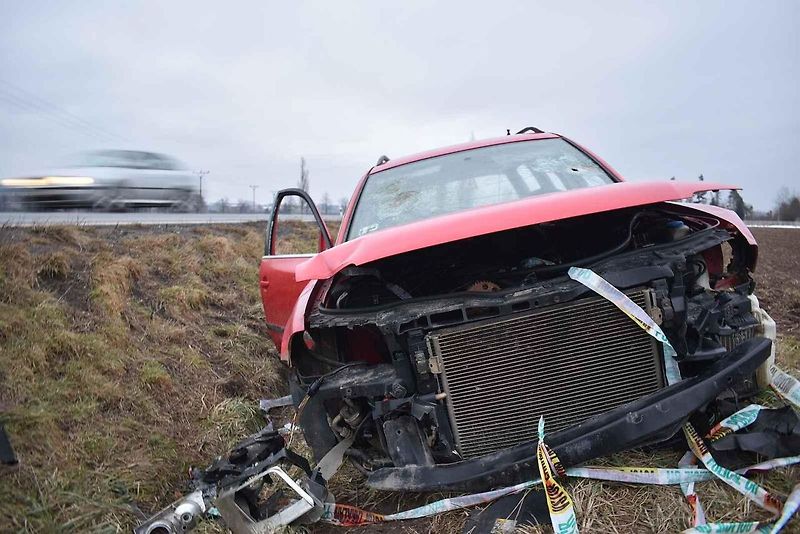 Vrak osobního auta je v příkopě u silnice 611 už od konce loňského září.