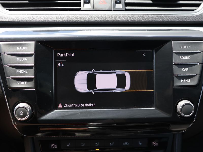 Škoda Superb 2,0 TDI 110kW DSG Xenon CZ - fotka 17 z 28