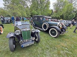 Habrovany cestovaly časem. Park zaplnily historické automobily i motorky.