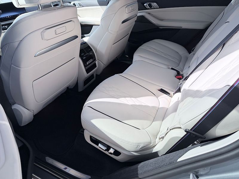 BMW X7 40xd Masáže N.náprava N.topení - fotka 21 z 28