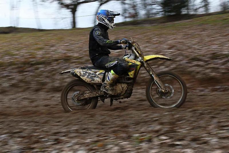 Obrovská motokrosová rodina ze Stříbrska se sešla hned na Nový rok na Terénu sv. Petra. A bylo z toho parádní odpoledne.