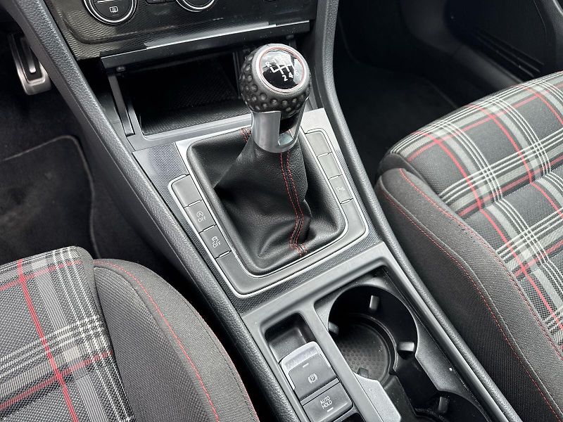 Volkswagen Golf (2016) 2.0 TSI GTI - fotka 20 z 28