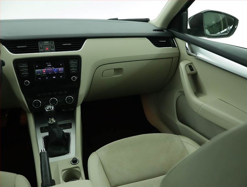 Škoda Octavia (2013) Elegance 1.6 TDI, 4X4, Kůže - fotka 8 z 16