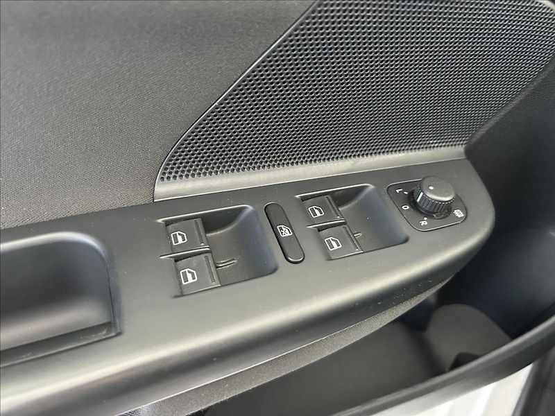 Volkswagen Golf 1,2   TSI 77kW,SERVISKA - fotka 10 z 20