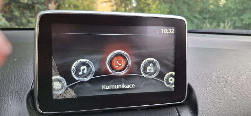 Mazda 2 1.5 66 KW výbava - fotka 30 z 41