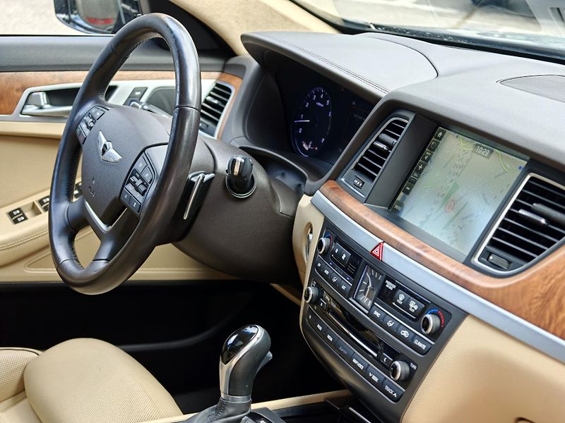 Hyundai Genesis V6 GDi 3,8 HTrac CZ,1 maj - fotka 18 z 37