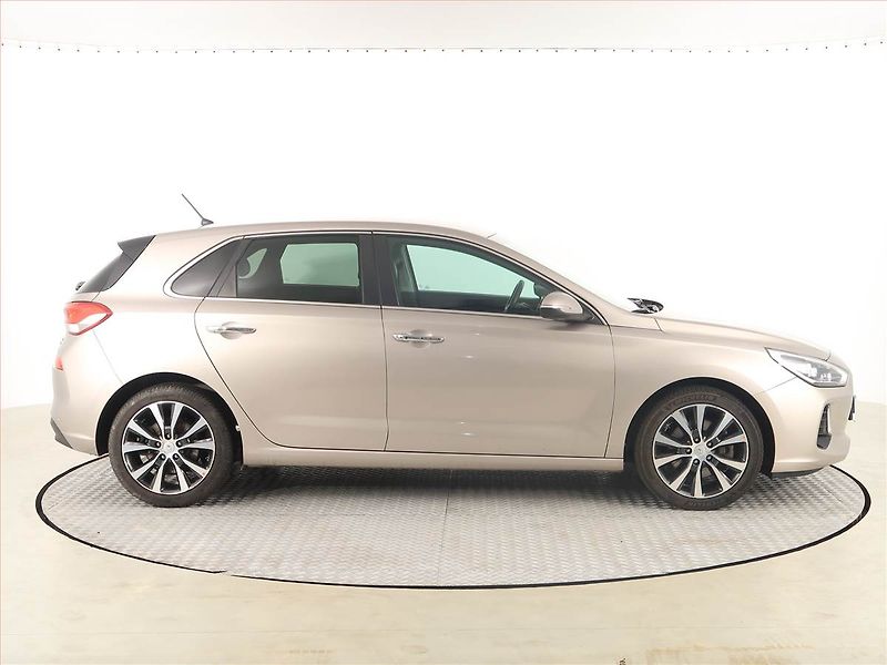Hyundai i30 (2017) Comfort 1.6 CRDi, Automat - fotka 6 z 19
