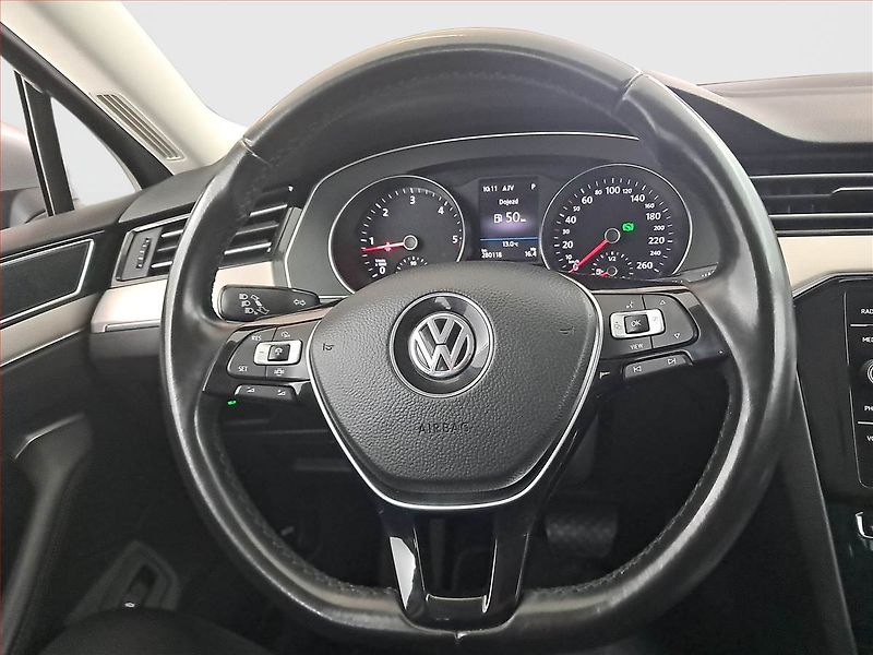 Volkswagen Passat (2019) R-Line 2.0 TDI, Automat, Kůže - fotka 22 z 24