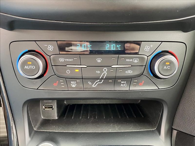 Ford Focus 1,5 TDCi NAVI VÝHŘEV - fotka 33 z 43