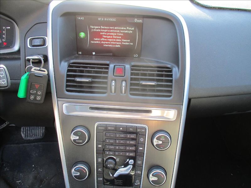 Volvo XC60 2,4 D4 Summum AWD Geartr GPS P - fotka 18 z 32