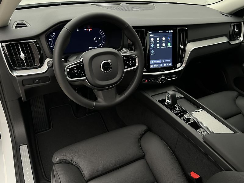 Volvo V60 (2026) B4 PLUS DARK AUT - fotka 4 z 44