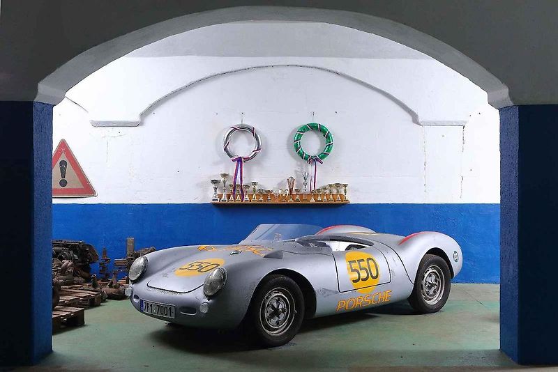 01 - Automobilový nadšenec a sběratel Jaromír Kostlivý otevřel ve Stodu u Plzně nové muzeum veteránů věnované vozům značek Volkswagen Brouk a Porsche. Návštěvníci uvidí naleštěné brouky i auta v procesu renovace, expozice čítá na 40 vozů.